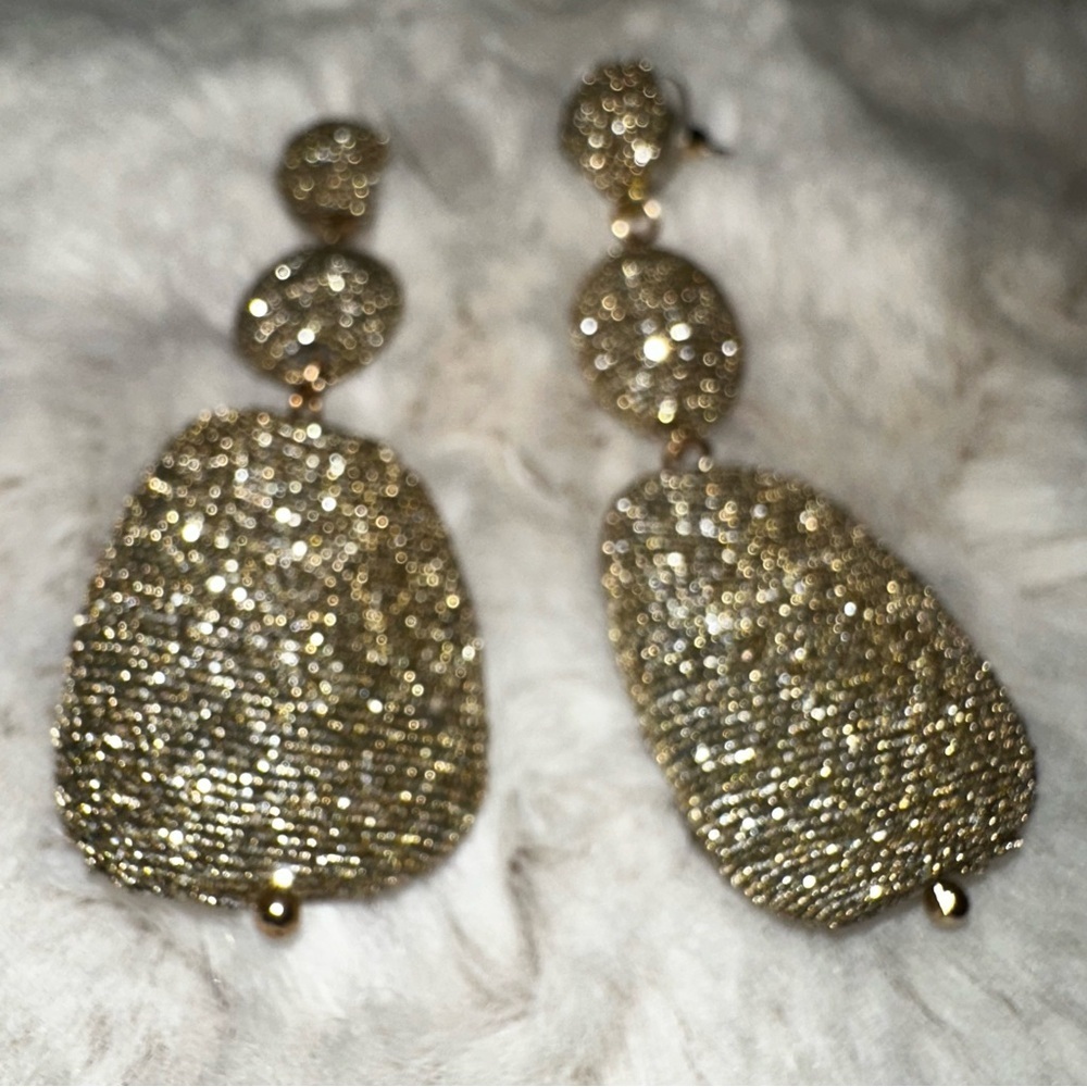 Elegant Gold Dangle Earrings - Picture 4 of 8